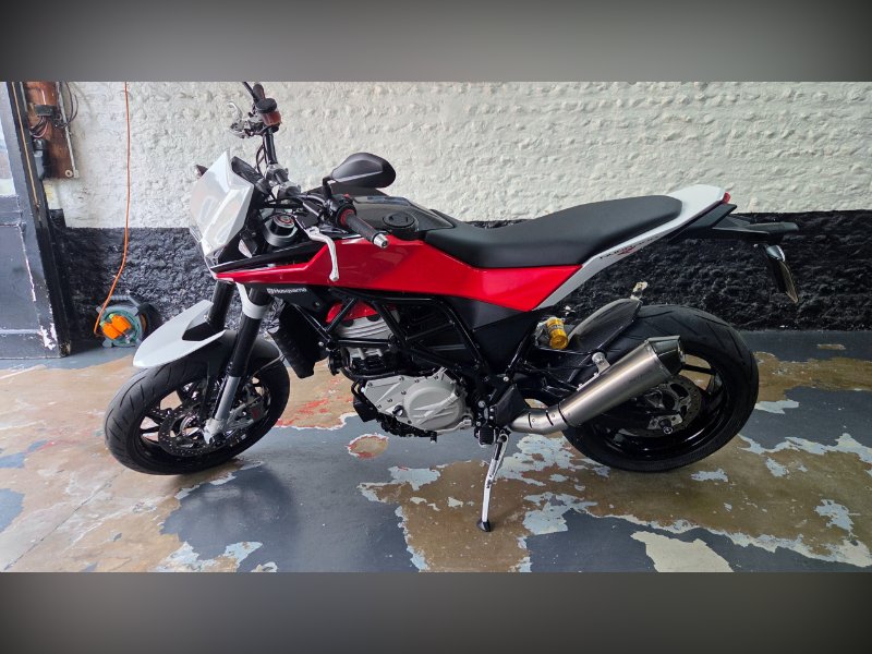 Husqvarna Nuda R 900R ABS (1).jpg